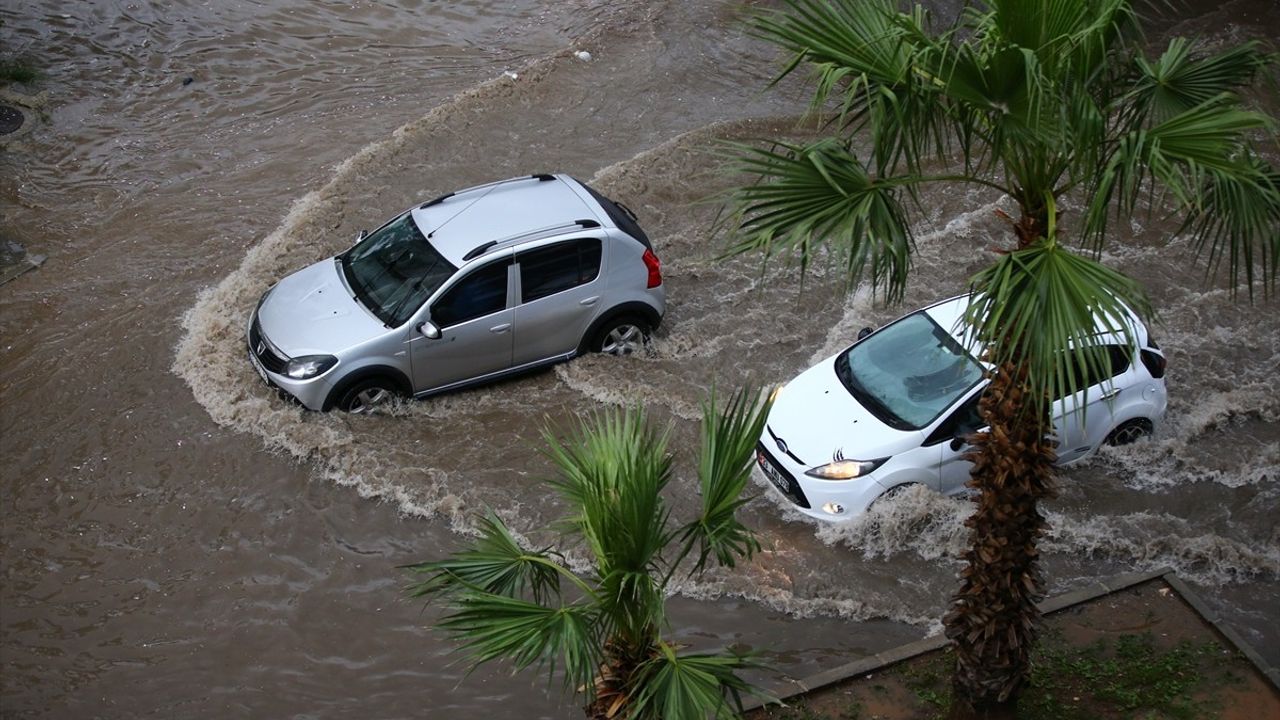 Mersin'de Sağanak Yağış Sonrası Su Birikintileri Oluştu