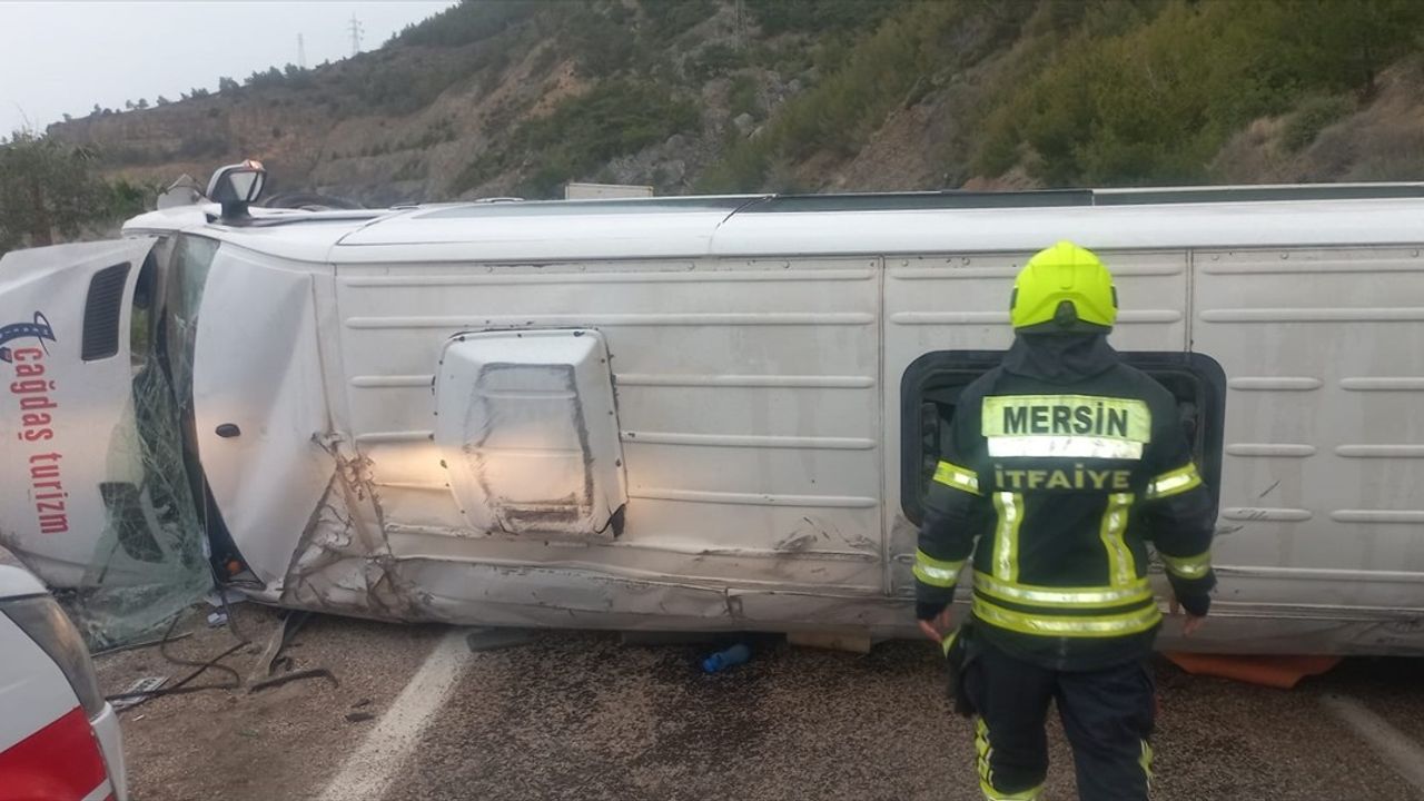 Mersin'de Servis Minibüsü Devrildi: 8 İşçi Yaralandı
