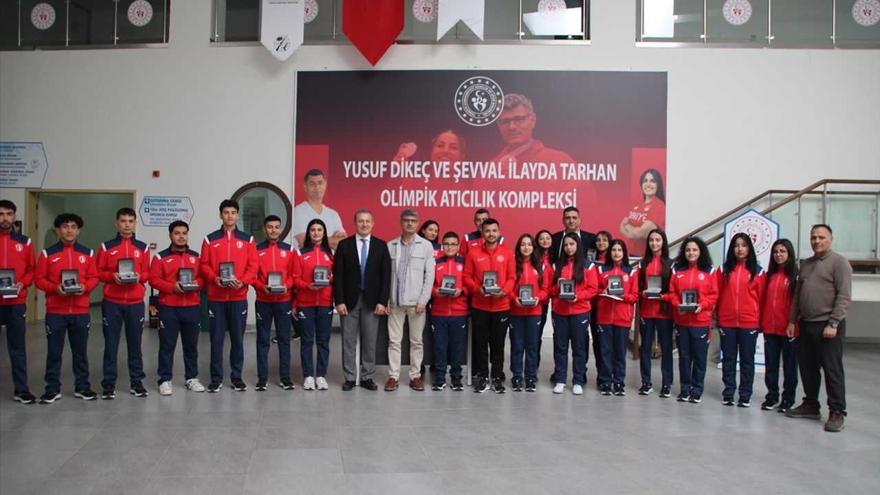 Milli Atıcı Yusuf Dikeç, Genç Sporculara Sponsorlardan Hediyeler Takdim Etti
