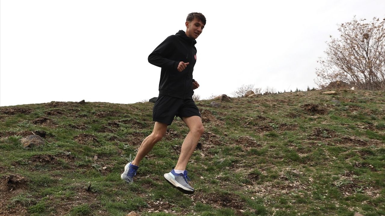 Milli Atlet İbrahim Gökgöz'ün Avrupa Şampiyonası Hedefi: Yalın Ayak Koşarak Takımını Taşıdı