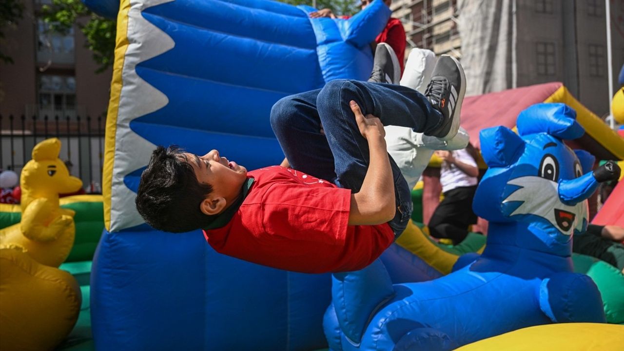 Milli Eğitim Bakanı Tekin, 12 Yaşındaki Kenan Ata Hasbal'a Koltuğunu Devretti