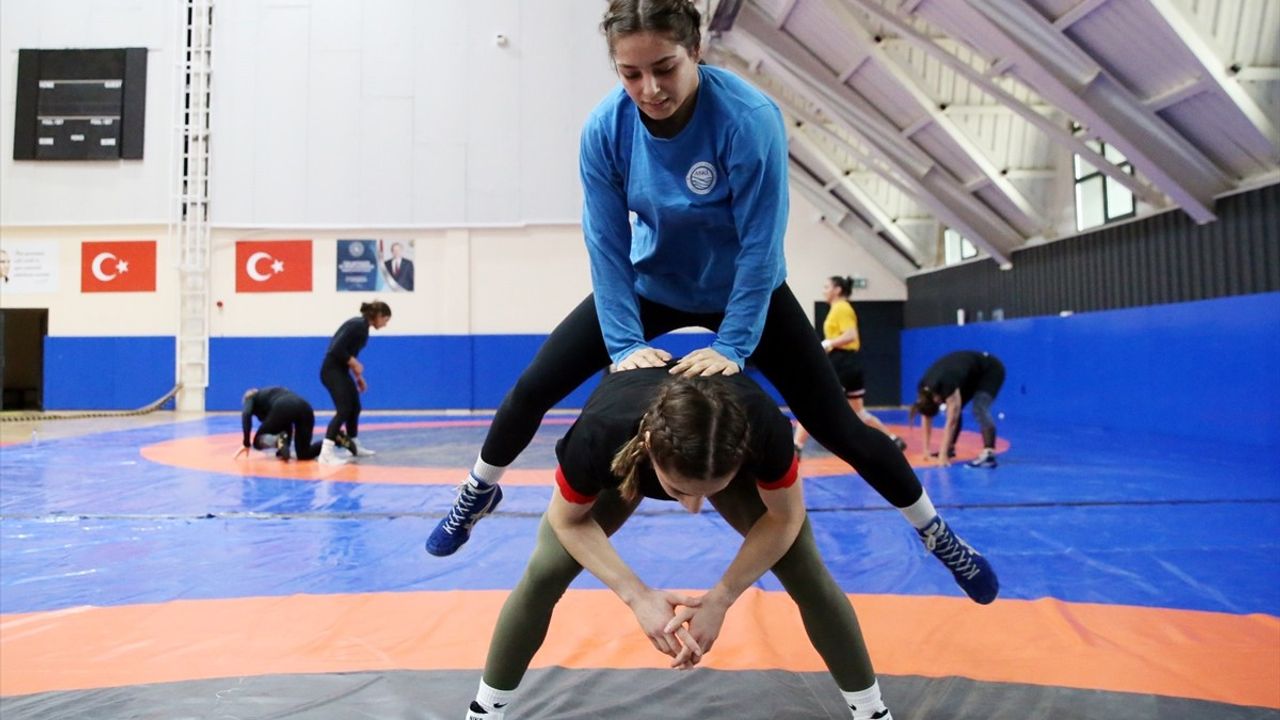 Milli Güreşçiler Elvira Kamaloğlu ve Tuba Demir, Avrupa Şampiyonası İçin Hazırlanıyor