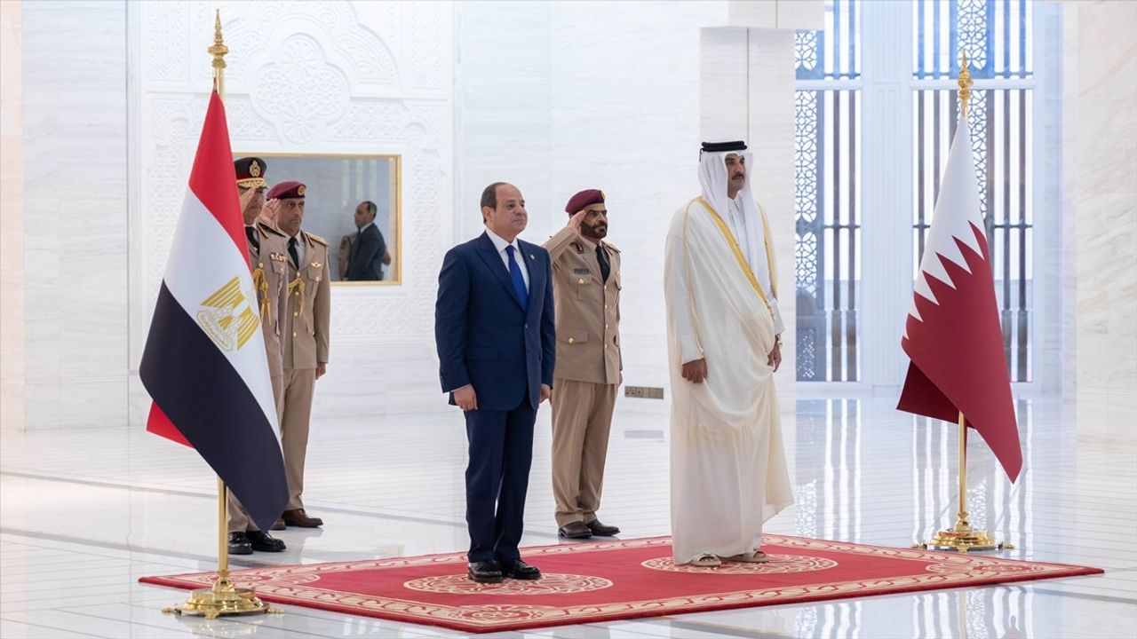 Mısır Cumhurbaşkanı Sisi, Katar Emiri Şeyh Temim ile Doha'da Görüştü