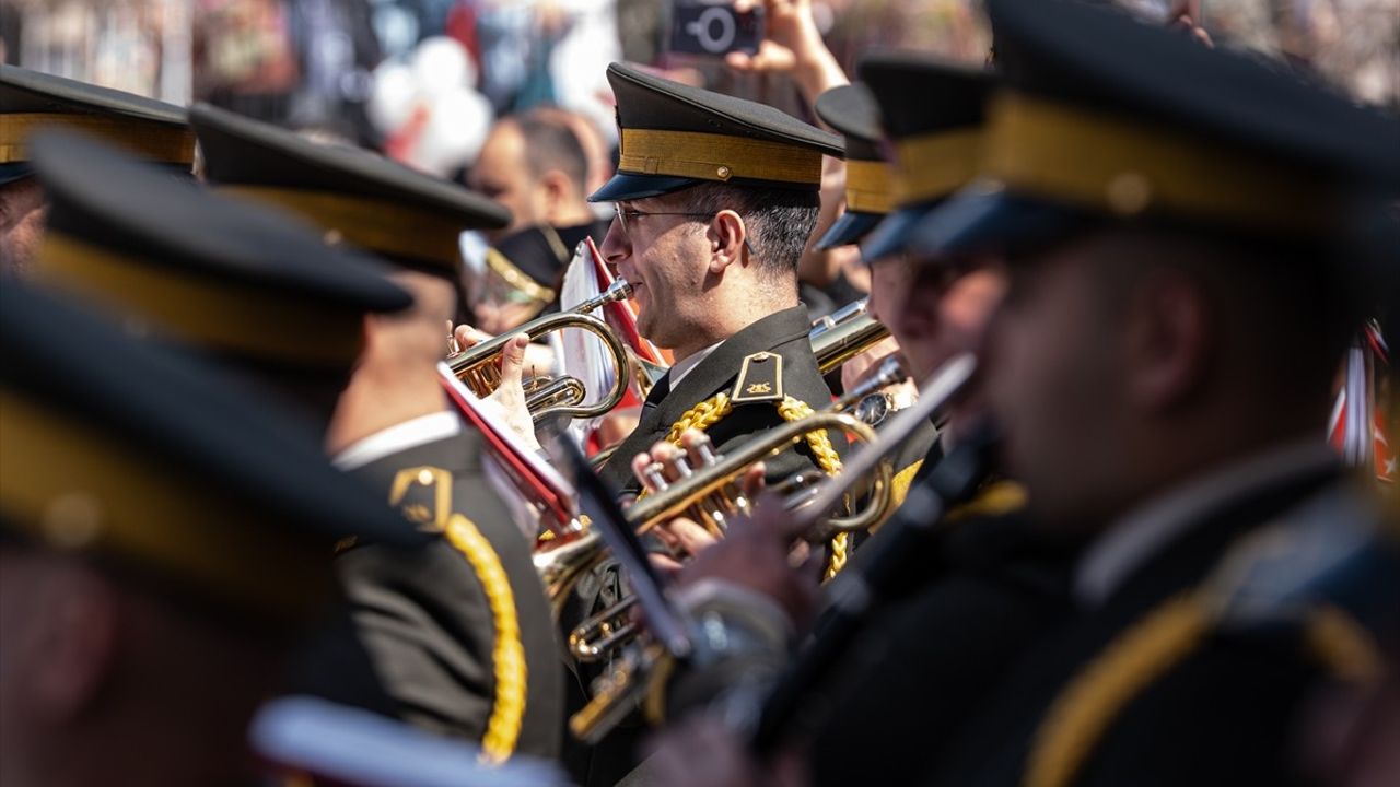 MSB Armoni Mızıkası, 23 Nisan'da Öğrencilerle Coşkulu Bir Konser Gerçekleştirdi