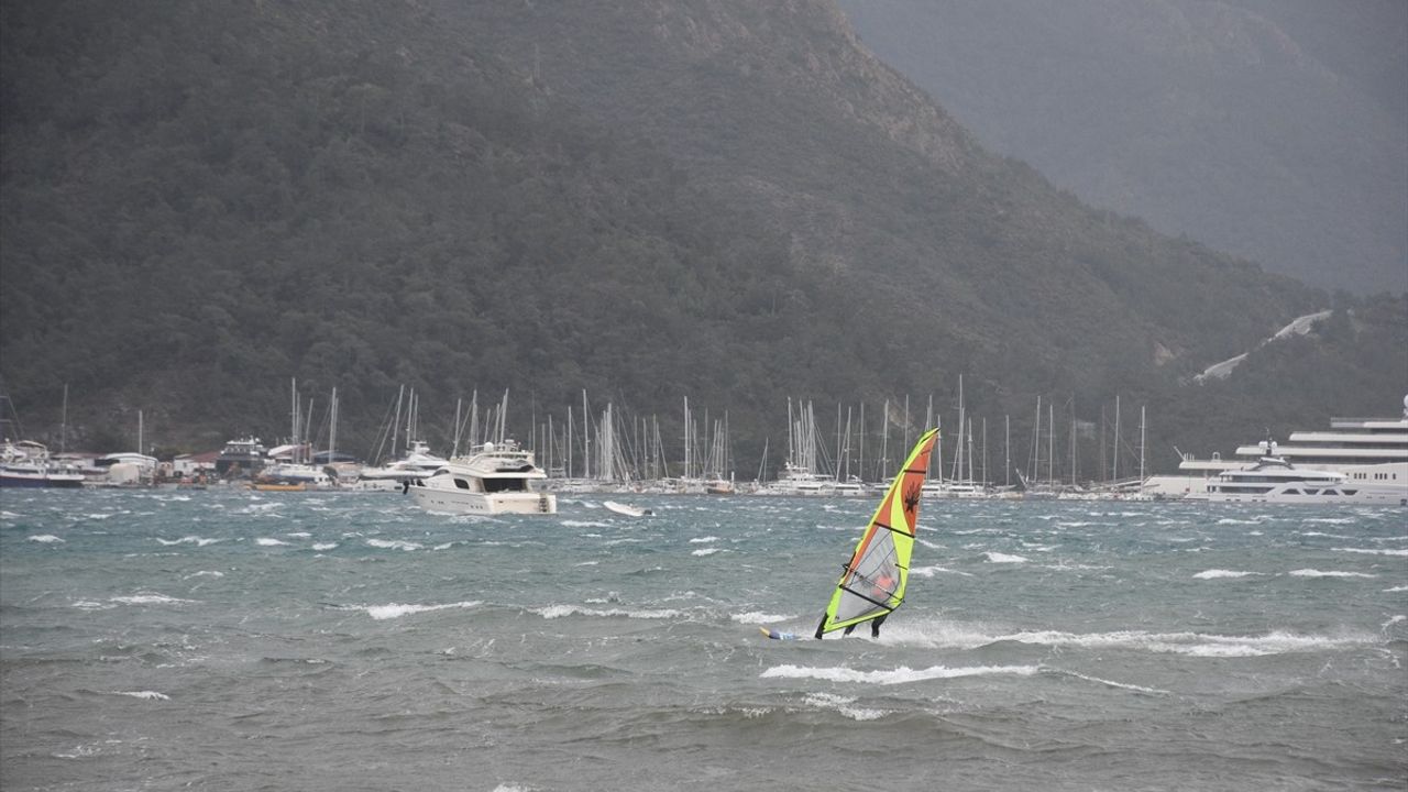 Muğla'da Gök Gürültülü Sağanak ve Fırtınamsı Rüzgar Yaşamı Olumsuz Etkiliyor
