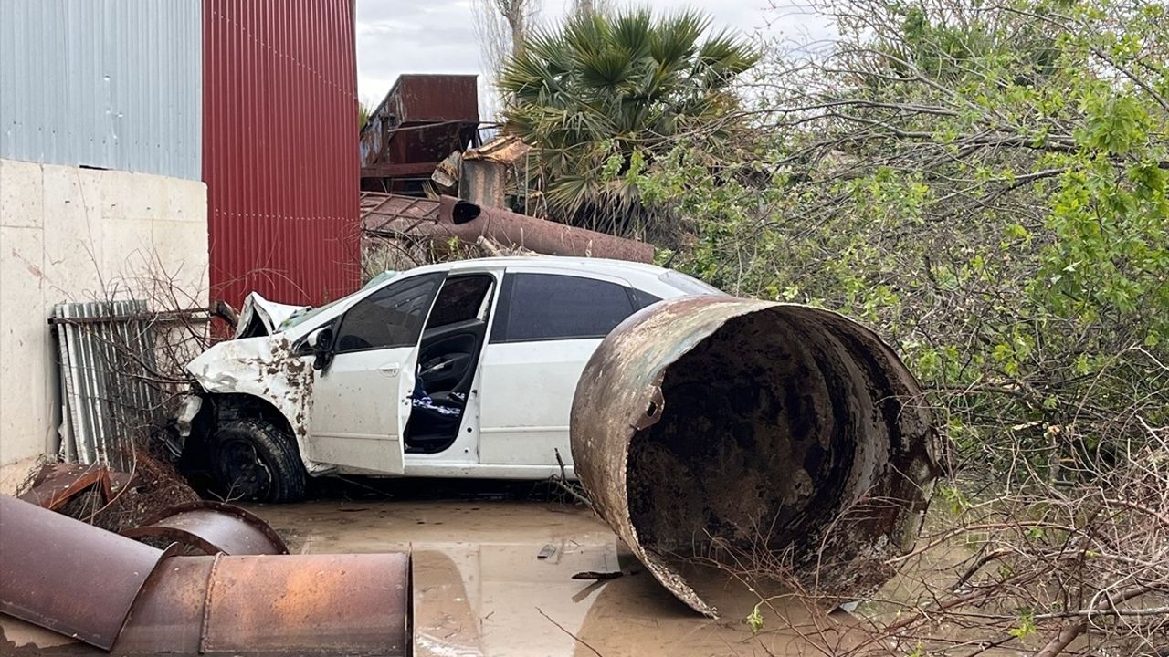 Muğla'da Otomobil Şantiye Binasına Çarptı: Sürücü Ağır Yaralı