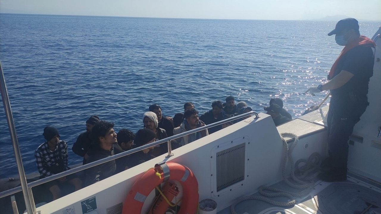 Muğla'nın Datça İlçesinde 17 Düzensiz Göçmen Kurtarıldı