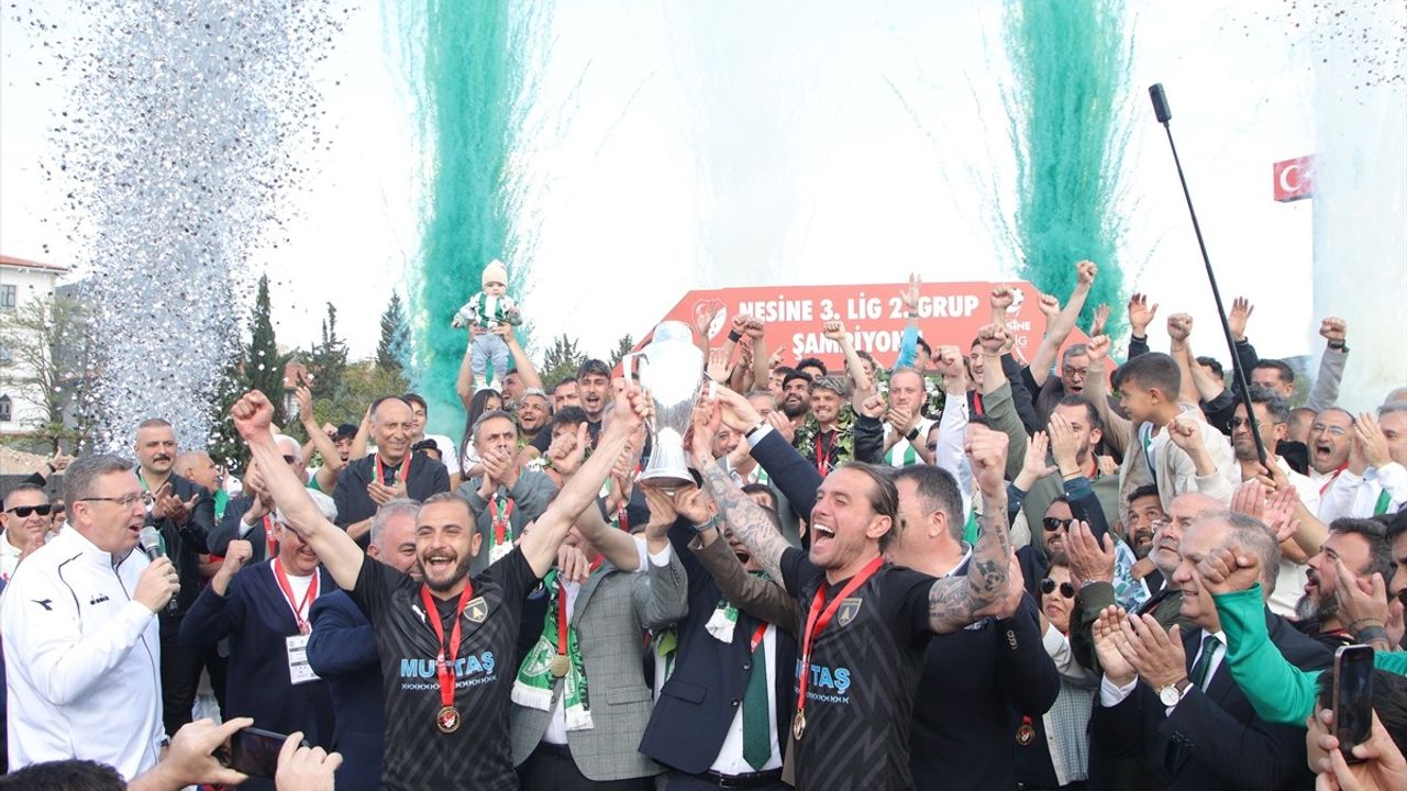 Muğlaspor, 9 Yıl Aradan Sonra TFF 2. Lig'e Yükselerek Kupasını Aldı