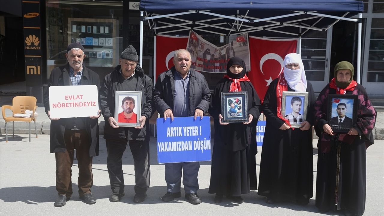 Muş'ta Çocukları Kaçırılan Aileler, DEM Parti Önünde Eylemlere Devam Ediyor