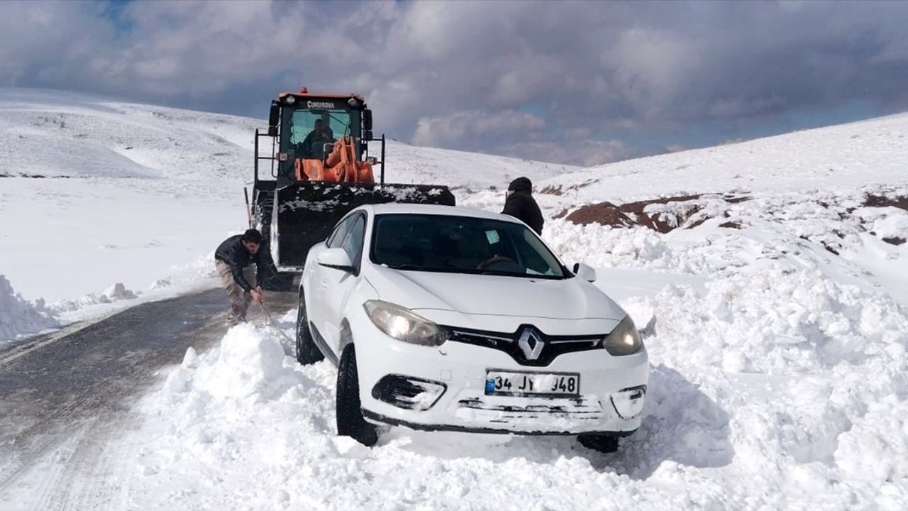 Muş’ta Kar Yağışı Nedeniyle Yolda Mahsur Kalan 60 Kişi Kurtarıldı