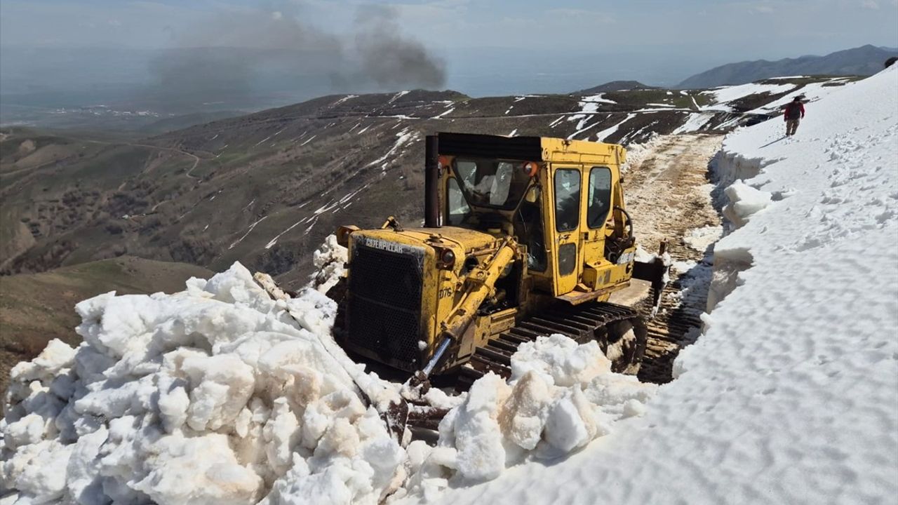 Muş'ta Kış Koşullarında Karla Mücadele Çalışmaları Devam Ediyor