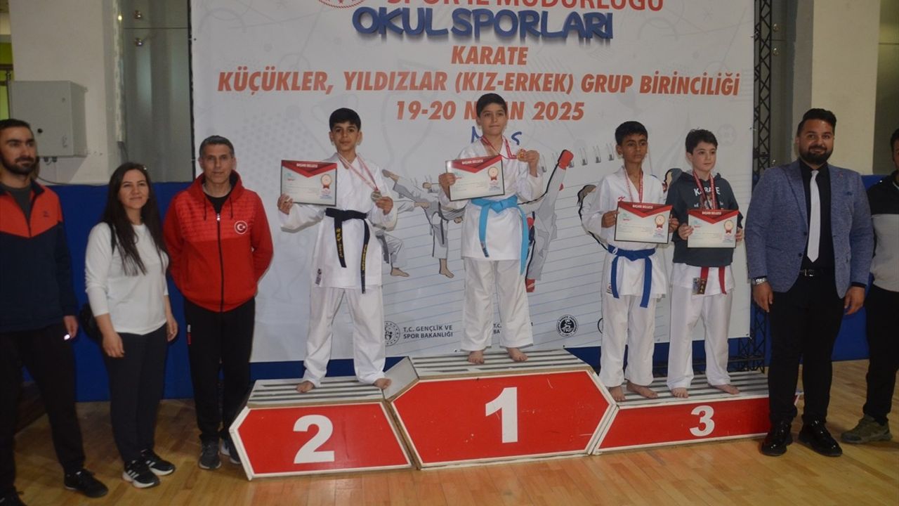 Muş'ta Okul Sporları Karate Minik-Yıldızlar Grup Şampiyonası Başladı