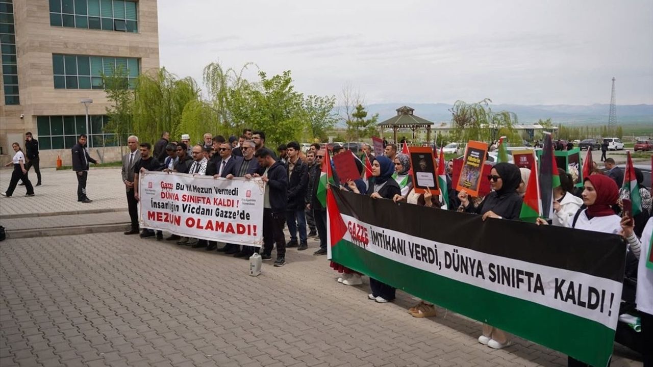 Muş'ta Üniversite Öğrencileri Gazze Saldırılarını Protesto Etti