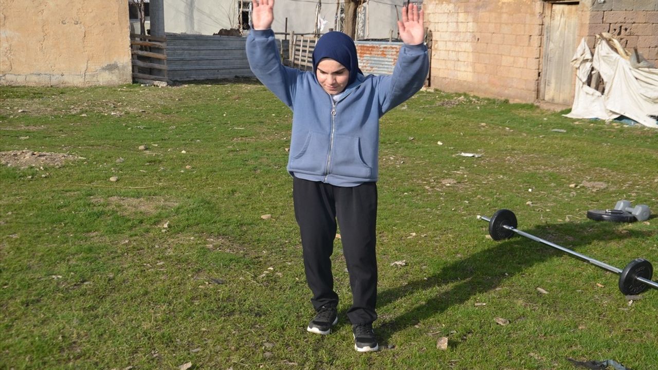 Muşlu Bilek Güreşçisi Zeliha Güven, Avrupa Şampiyonası’na Hazırlanıyor