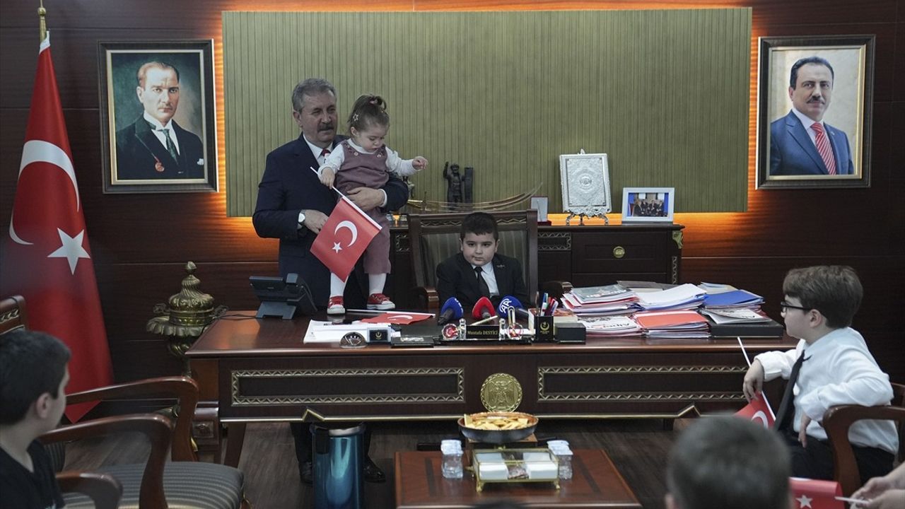 Mustafa Destici, 23 Nisan'da Koltuğunu 5 Yaşındaki Aybars'a Devretti