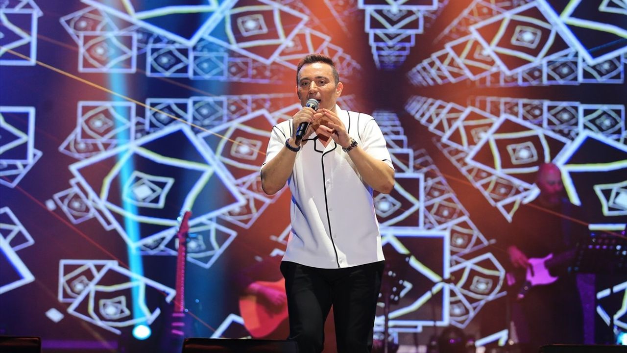 Mustafa Sandal, Antalya'da 23 Nisan Kutlamalarında Sahne Aldı