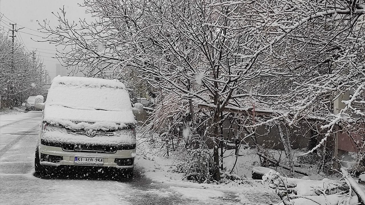 Niğde'de Kar Yağışı ve Soğuk Hava Etkili Oluyor