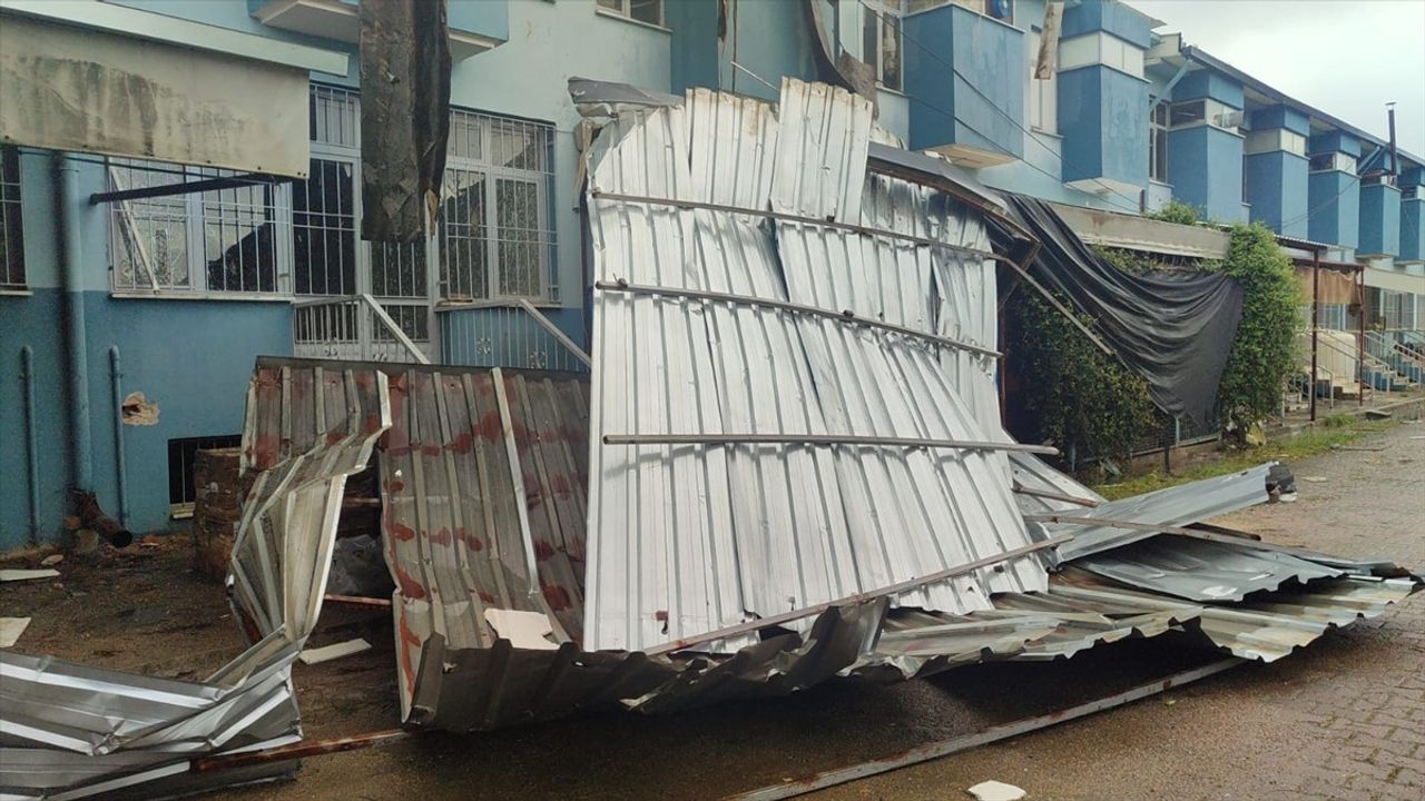 Ödemiş'te Sağanak ve Fırtına, İş Yerlerinin Çatısını Uçurdu