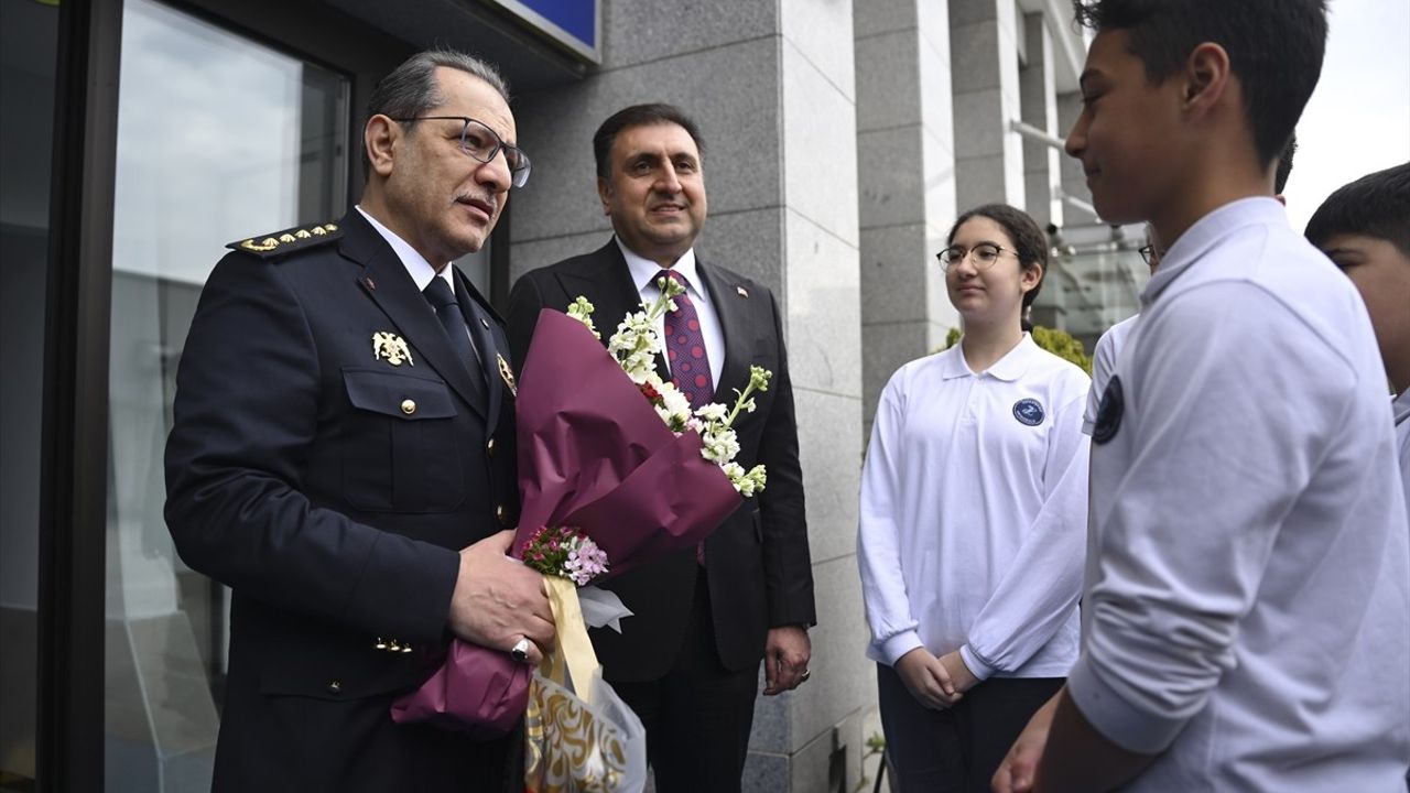 Öğrencilerden İstanbul Emniyet Müdürü Yıldız'a 'Polis Haftası' Ziyareti