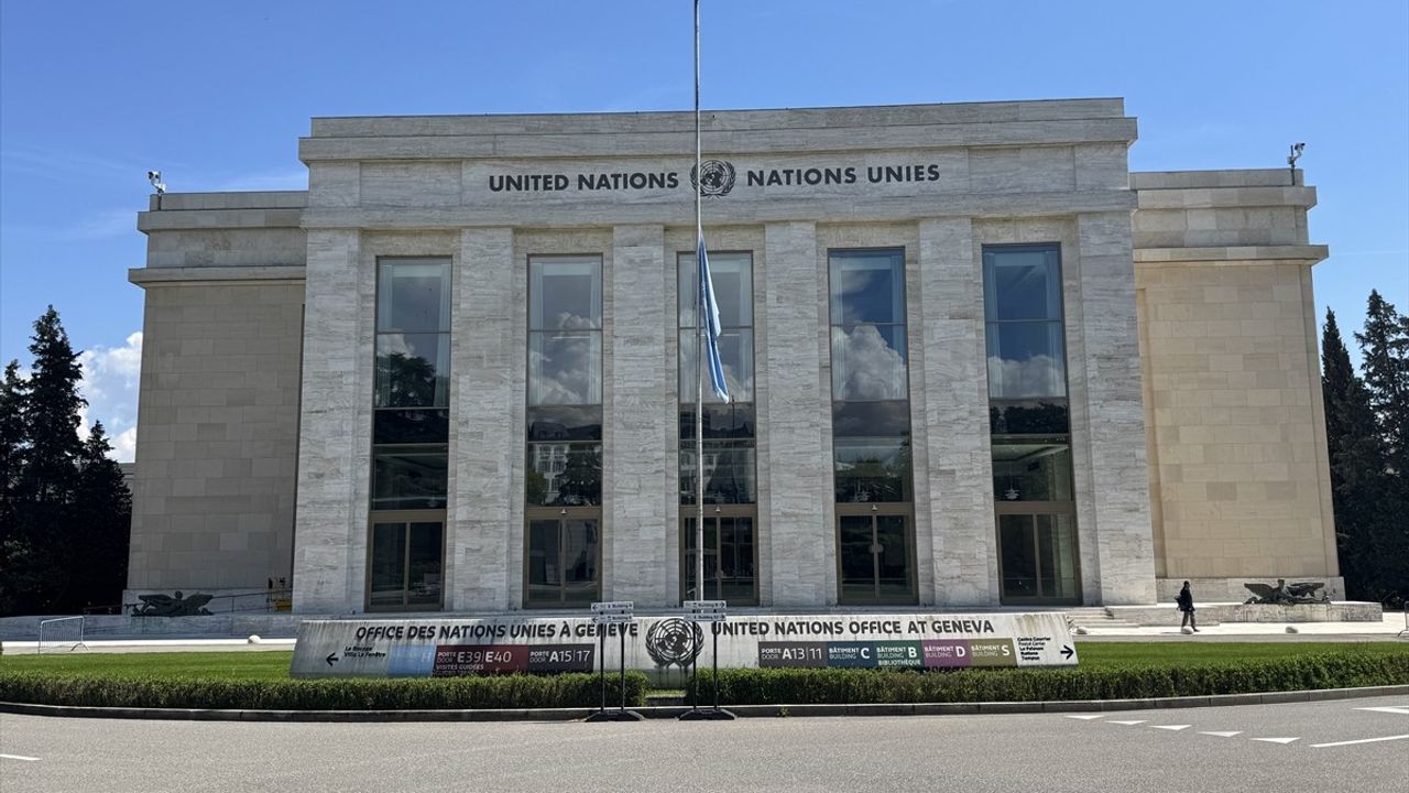 Papa Franciscus'un Ölümü Nedeniyle BM Cenevre Ofisi'nde Bayraklar Yarıya İndirildi