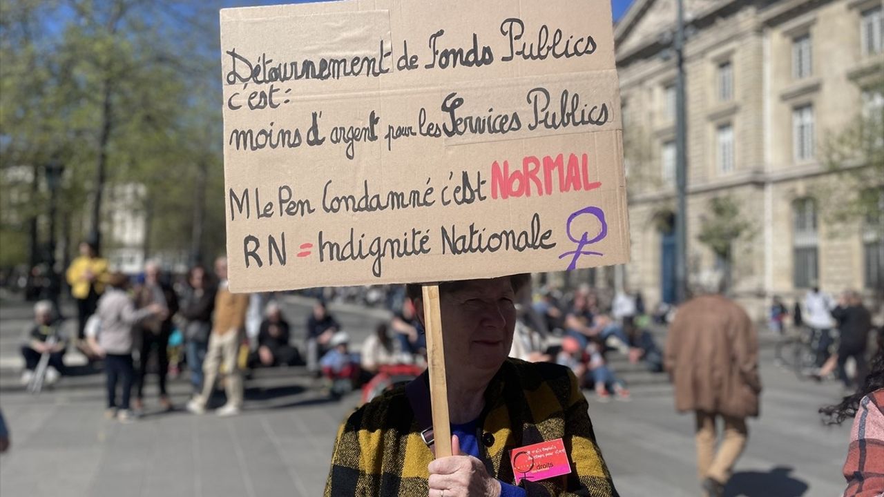 Paris'te Aşırı Sağa Karşı Gösteri Düzenlendi