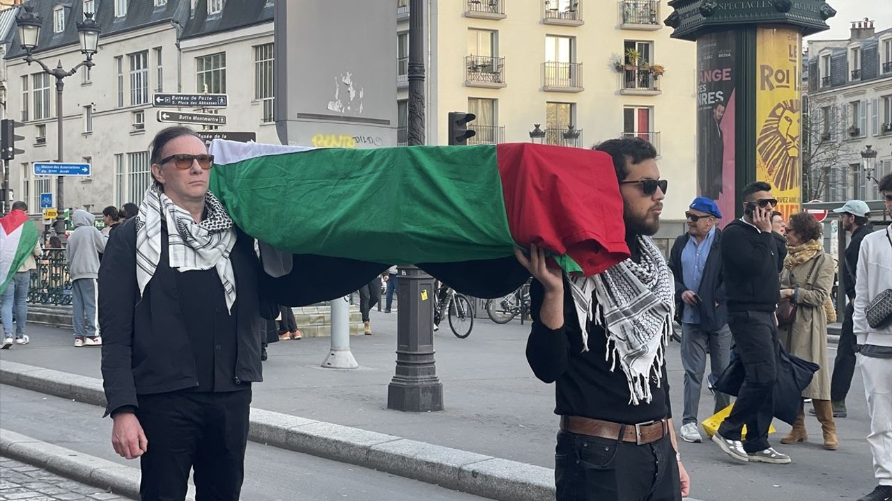 Paris'te Gazze'deki Soykırımın Durdurulması İçin Gösteri Düzenlendi