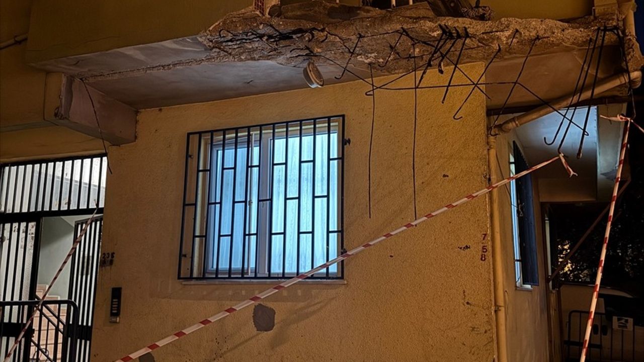 Pendik'te Dairenin Balkonu Kısmi Olarak Çöktü