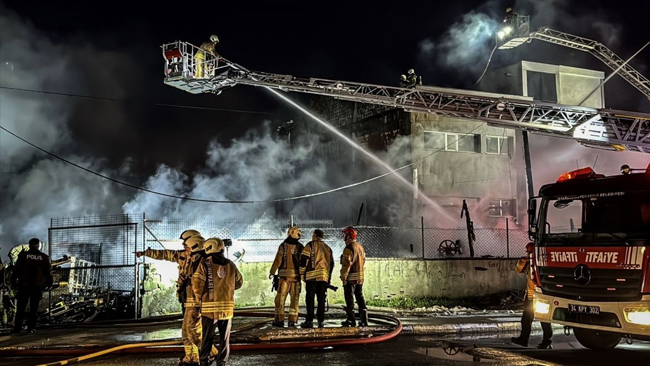 Pendik'te Palet Fabrikasındaki Yangın İtfaiye Ekipleri Tarafından Söndürüldü