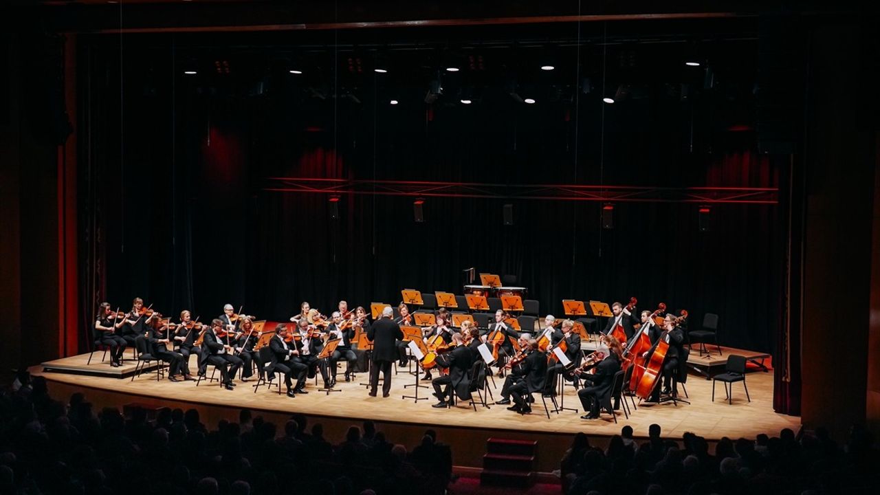 Pinchas Zukerman ve Sinfonia Varsovia, İstanbul'da Unutulmaz Bir Konser Verdi