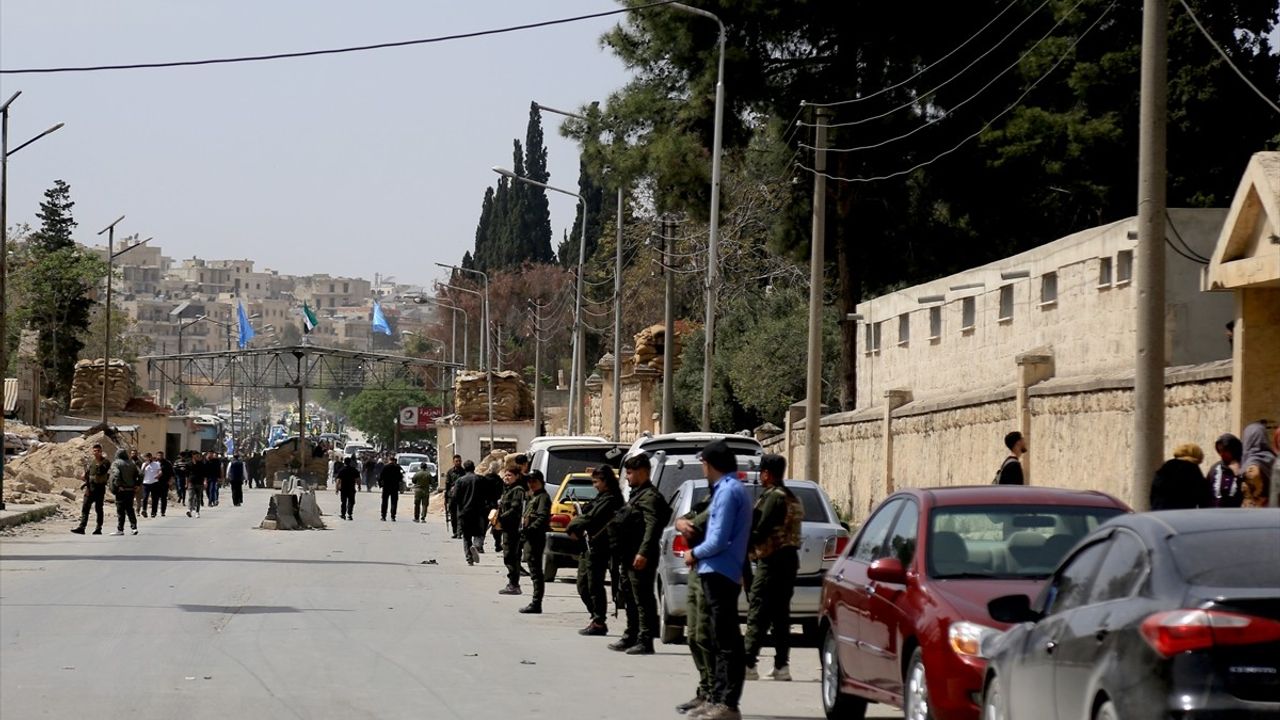 PKK/YPG Teröristler Halep Kent Merkezinden Çekilmeye Devam Ediyor
