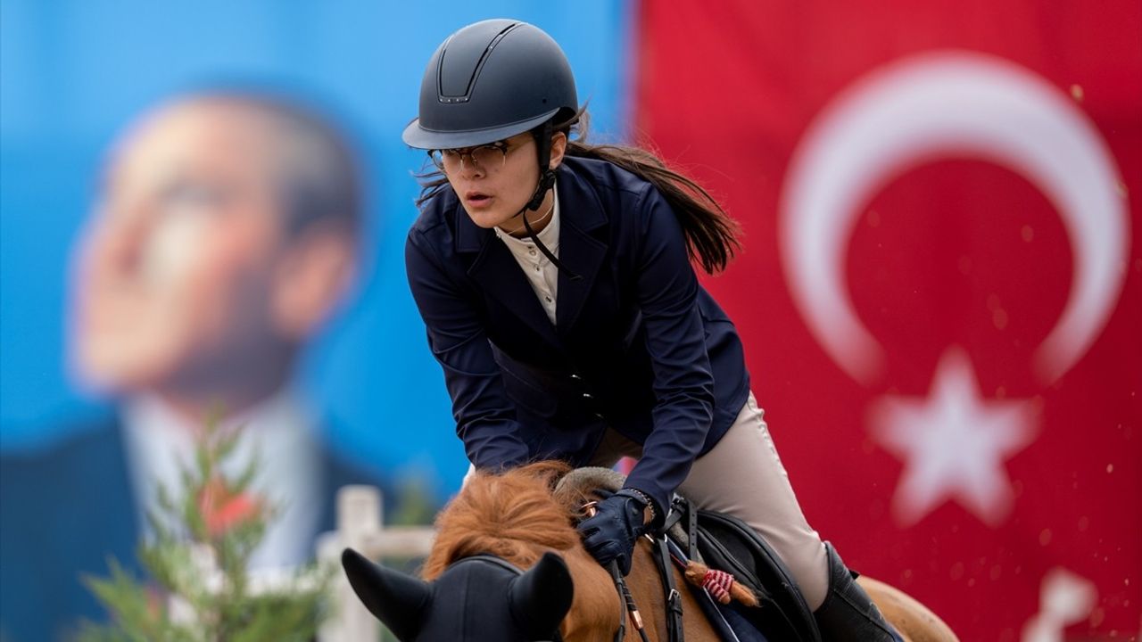 Polis Haftası Kapsamında Engel Atlama Binicilik Yarışması Düzenlendi