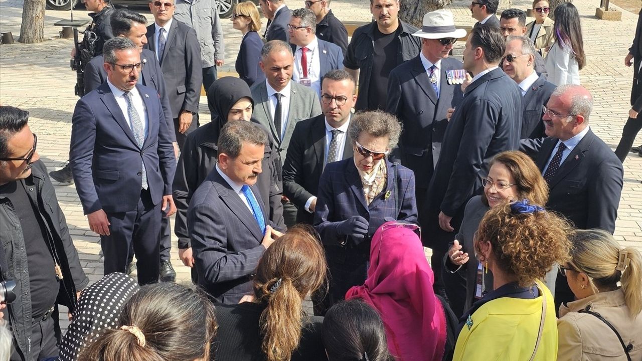 Prenses Anne, Seddülbahir Kalesi'ni Ziyaret Etti