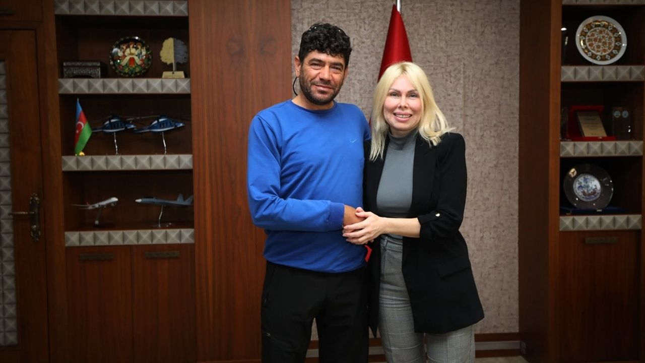 Rektör Özkan, Türkiye'nin İlk Çift Kol Nakilli Hastası Cihan Topal ile Buluştu