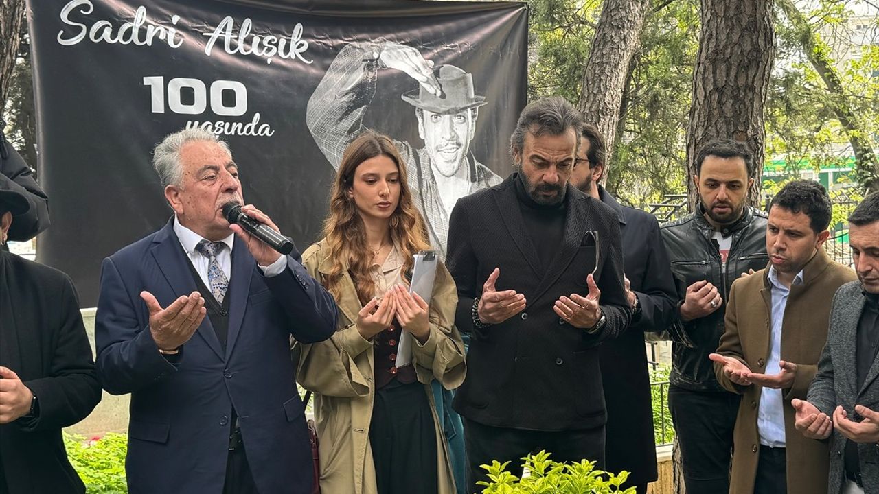 Sadri Alışık 100. Doğum Yılında Mezarı Başında Anıldı