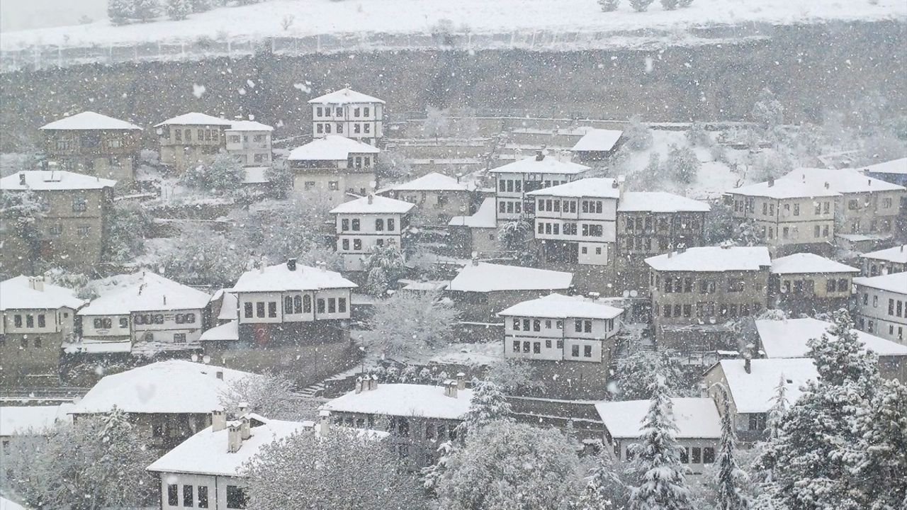 Safranbolu'daki Tarihi Konaklar Karla Kaplandı