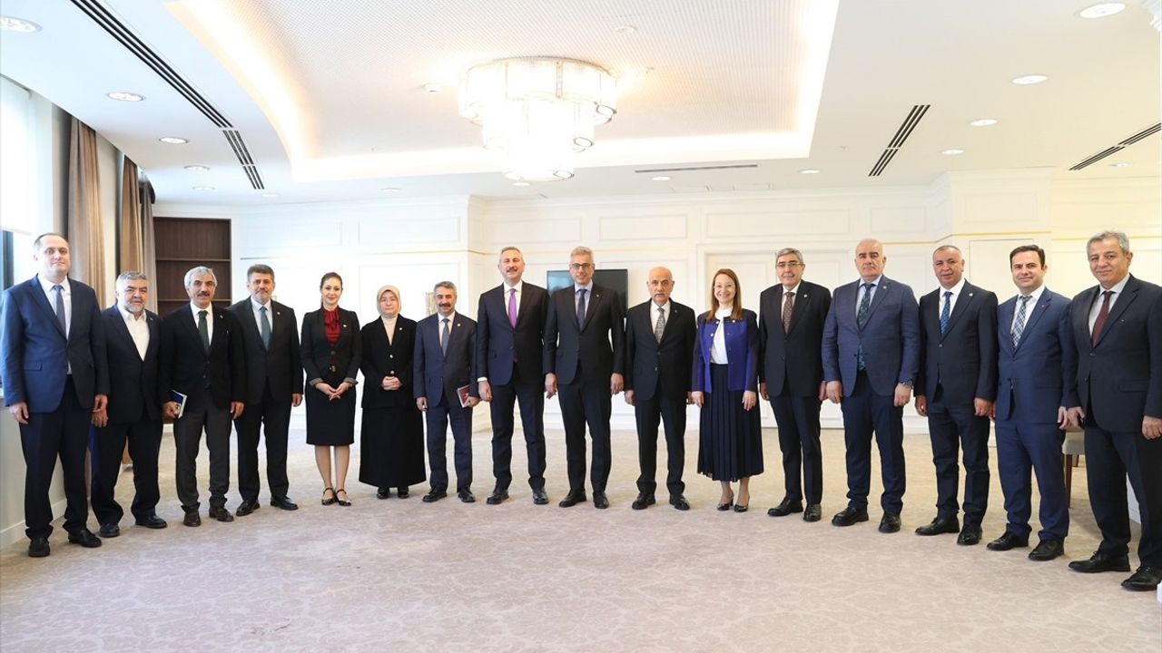 Sağlık Bakanı Memişoğlu, Milletvekilleriyle Sağlık Hizmetlerini Görüştü