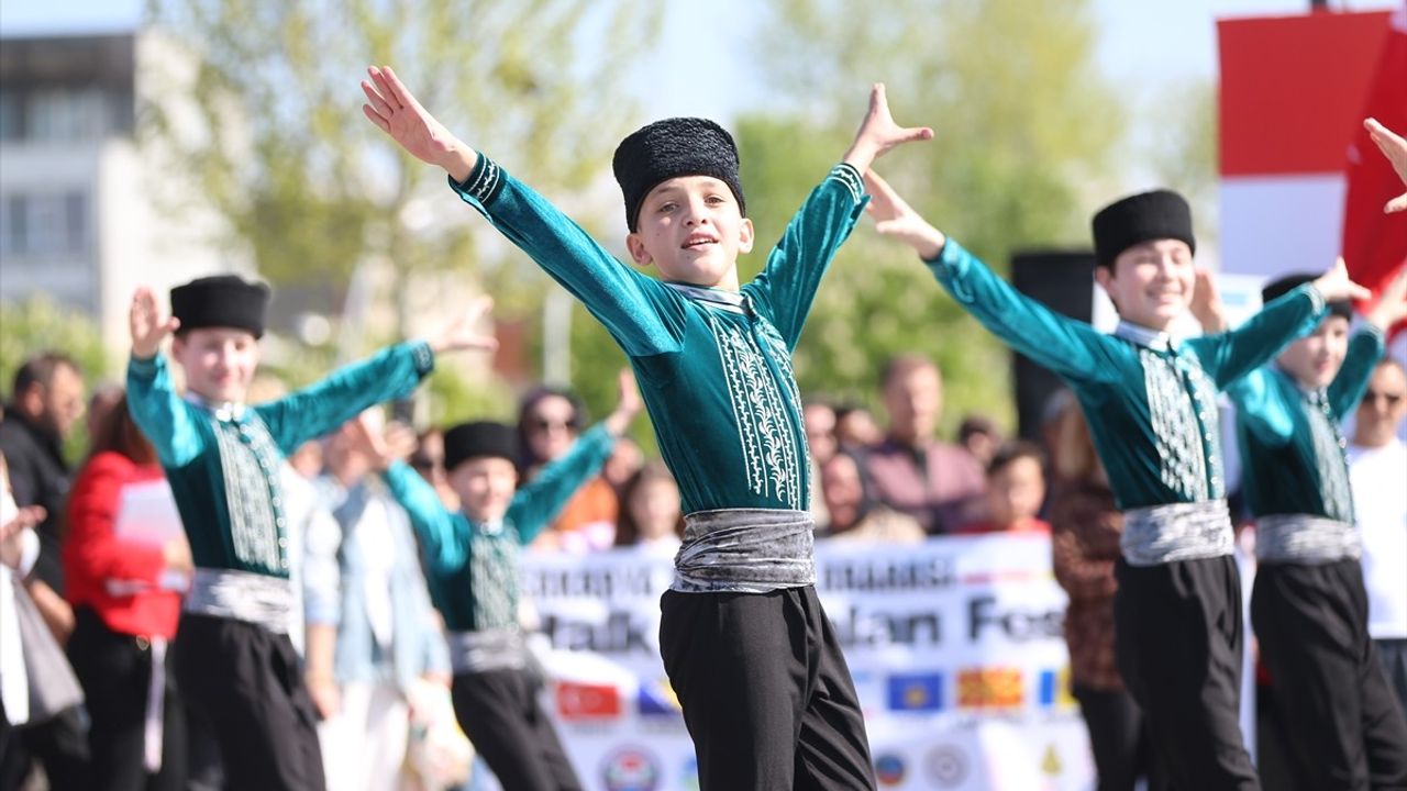 Sakarya 15. Uluslararası Halk Oyunları Festivali, Kortej Yürüyüşüyle Başladı