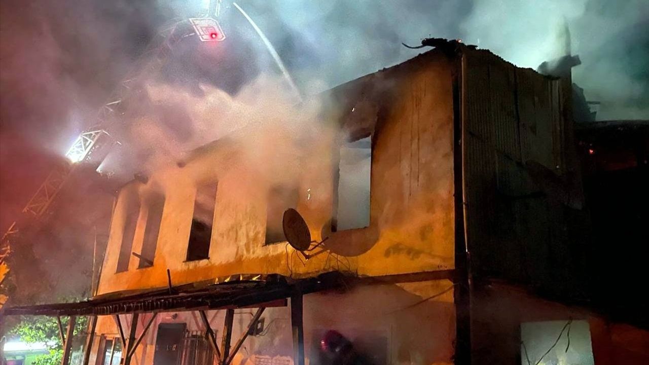 Sakarya'da Ahşap Evde Yangın: 82 Yaşındaki Kadın Kurtarıldı