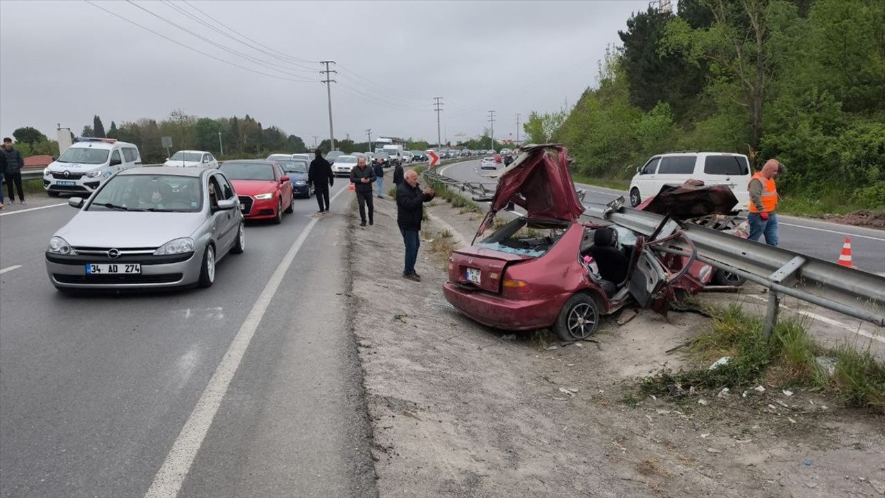 Sakarya'da Bariyerlere Saplanan Otomobilde 2 Yaralı