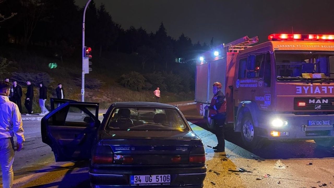 Sakarya'da İki Otomobilin Çarpışması Sonucu 7 Kişi Yaralandı