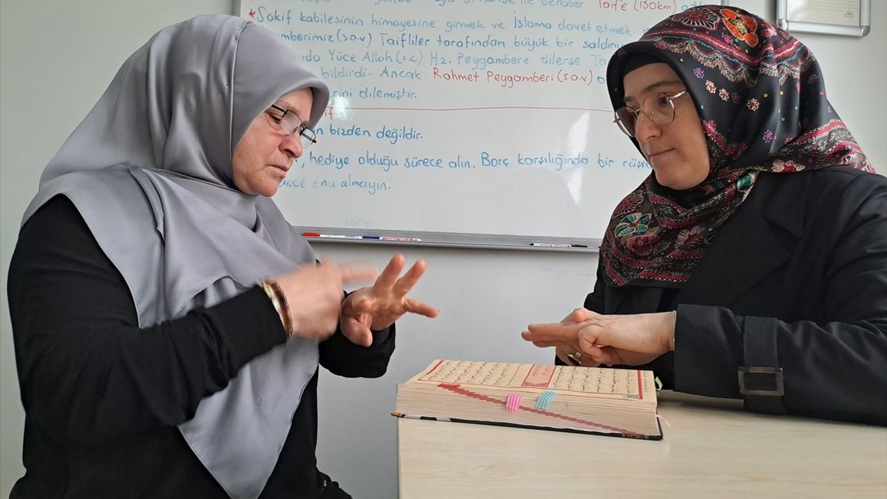 Sakarya'da İşitme Engelli Kadınlar İşaret Diliyle Kur'an-ı Kerim Öğreniyor