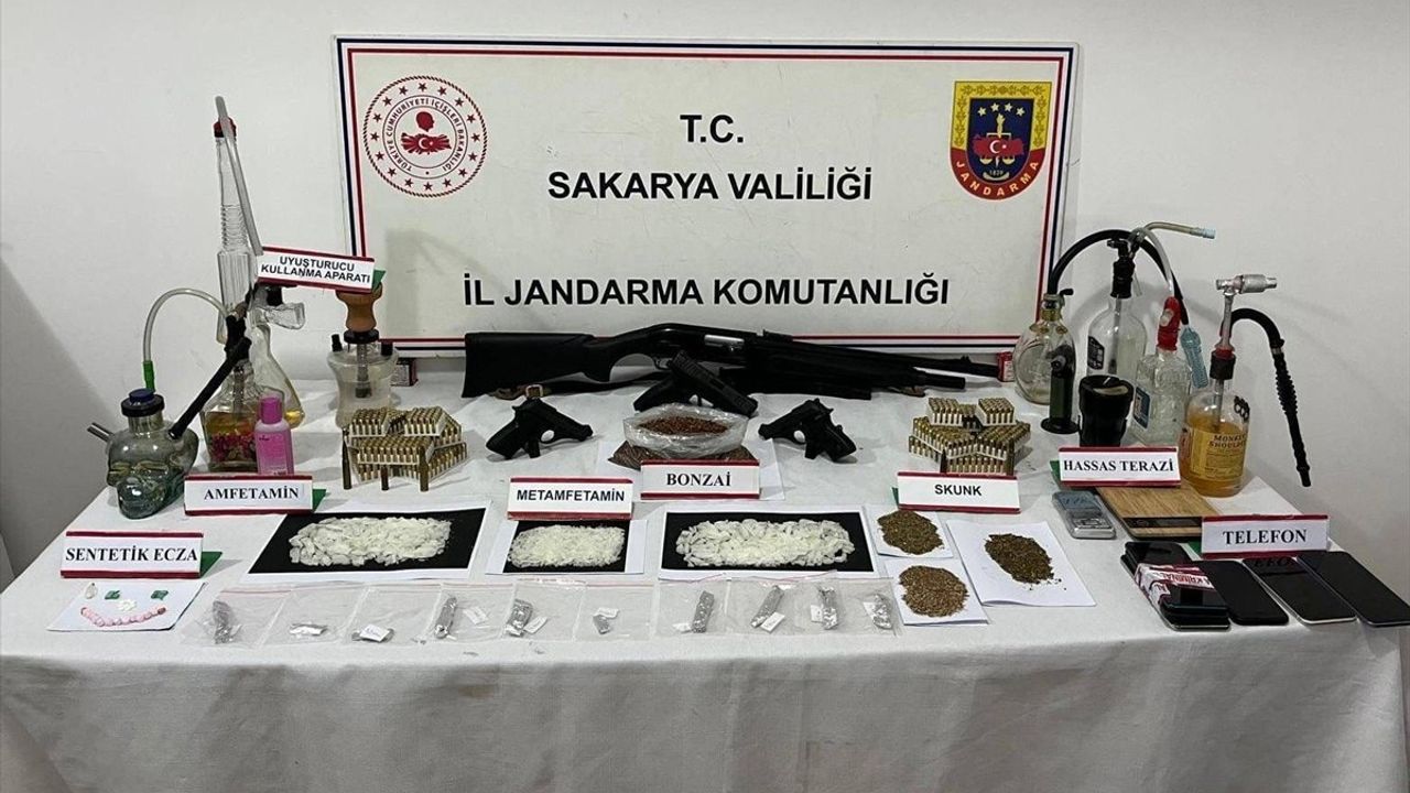Sakarya'da Uyuşturucu ve Silah Kaçakçılığı Operasyonunda İki Şüpheli Tutuklandı