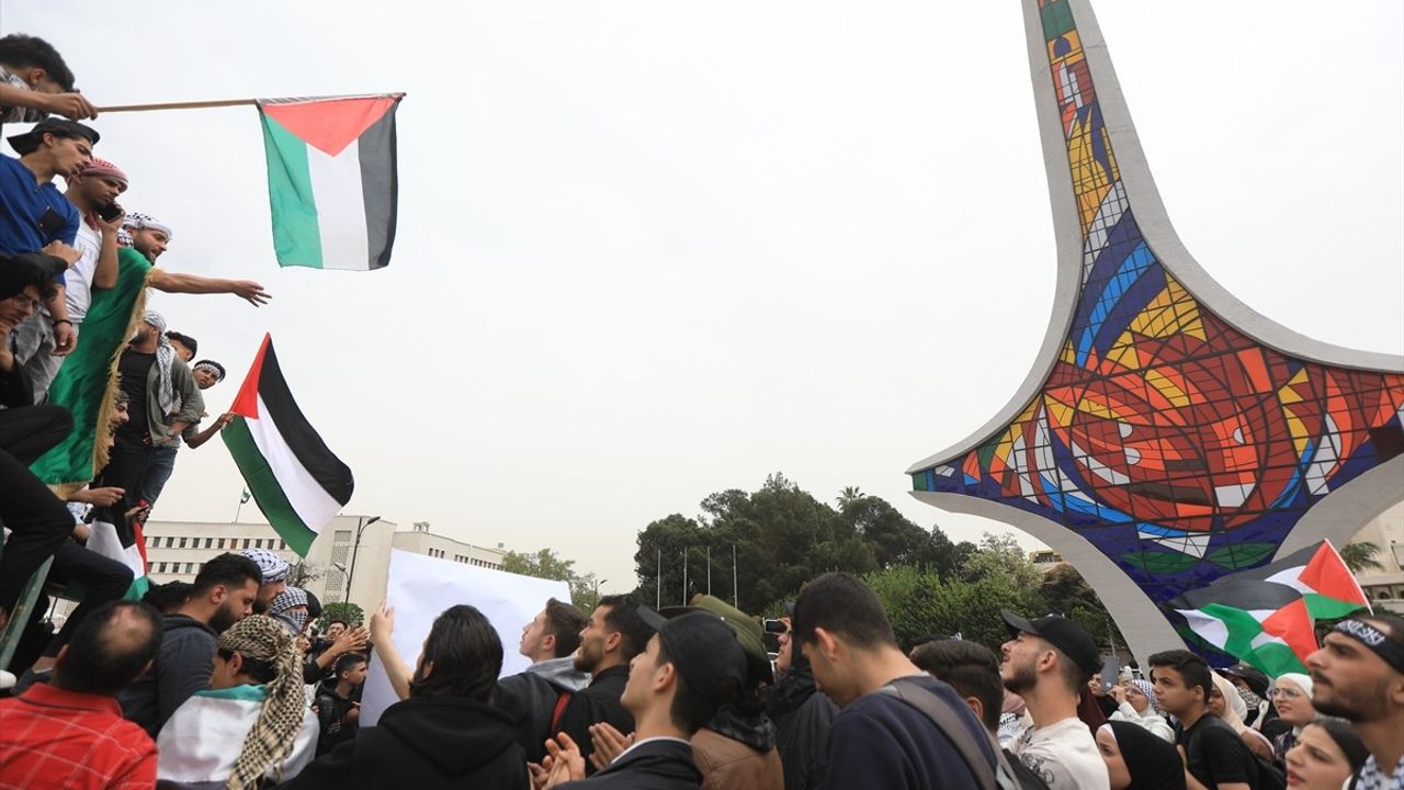 Şam'da İsrail'in Gazze'ye Yönelik Saldırılarına Protesto Düzenlendi