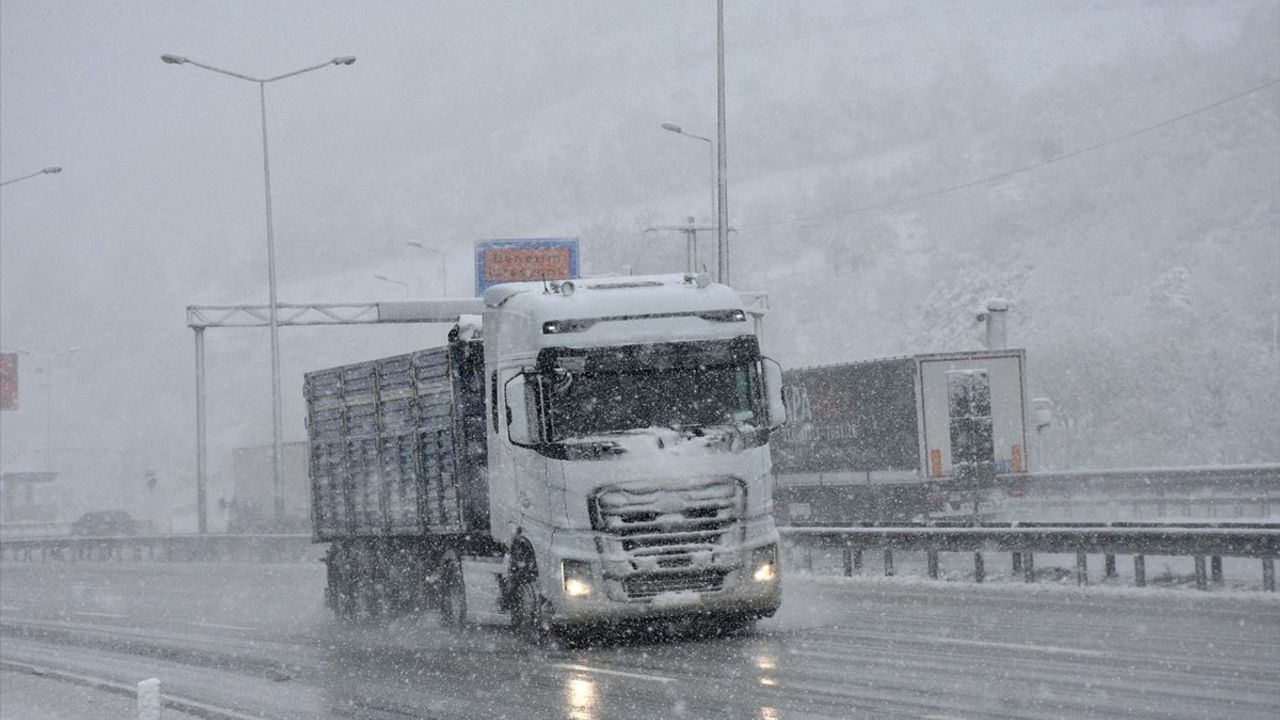 Samsun-Ankara Kara Yolunda Kar Yağışı Etkili Oluyor