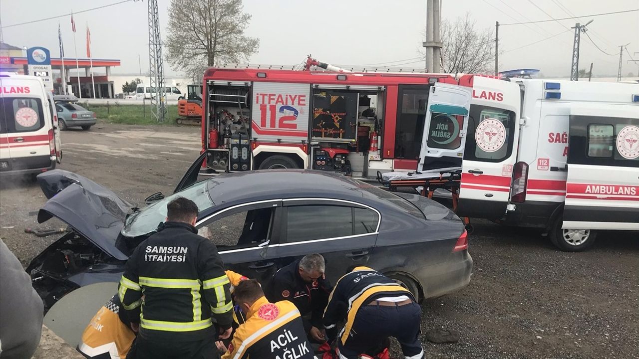Samsun Bafra'da Kaldırıma Çarpan Otomobilde İki Yaralı