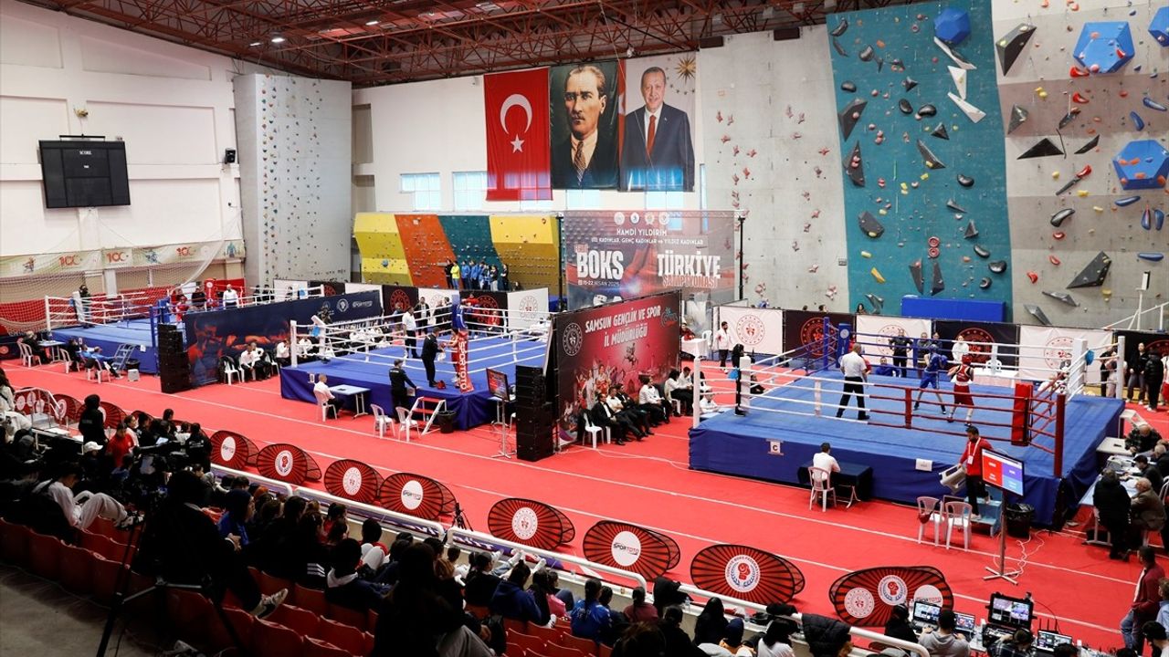 Samsun'da 22 Yaş Altı, Genç ve Yıldız Kadınlar Türkiye Boks Şampiyonası Devam Ediyor
