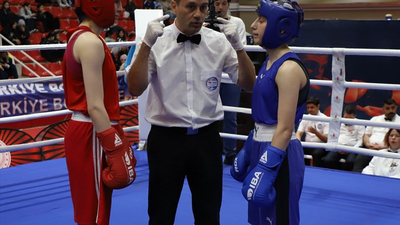 Samsun'da 22 Yaş Altı, Genç ve Yıldız Kadınlar Türkiye Boks Şampiyonası Tamamlandı