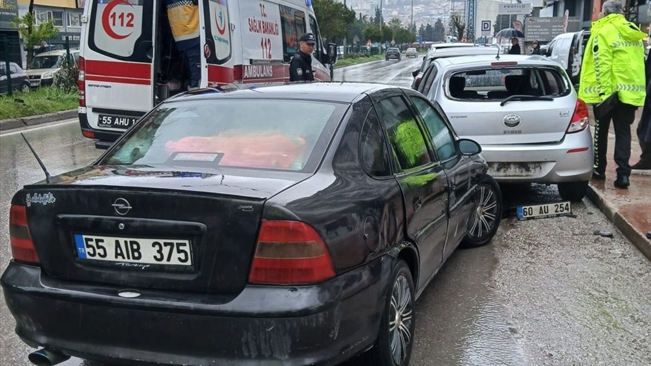 Samsun'da 3 Araçlı Trafik Kazasında 5 Kişi Yaralandı