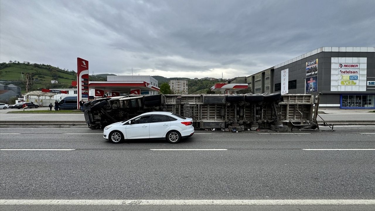 Samsun'da Devrilen Tır Kazasında Sürücü Yaralandı