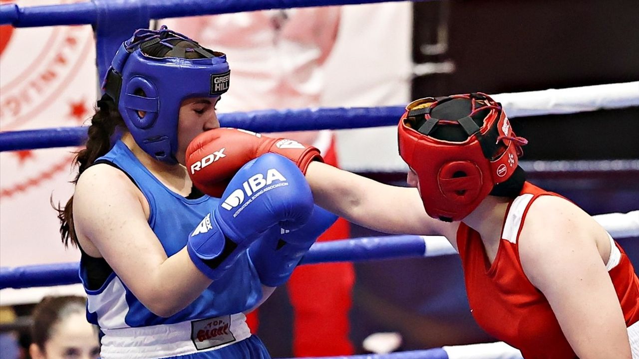 Samsun'da Genç ve Yıldız Kadınlar Boks Şampiyonası Devam Ediyor